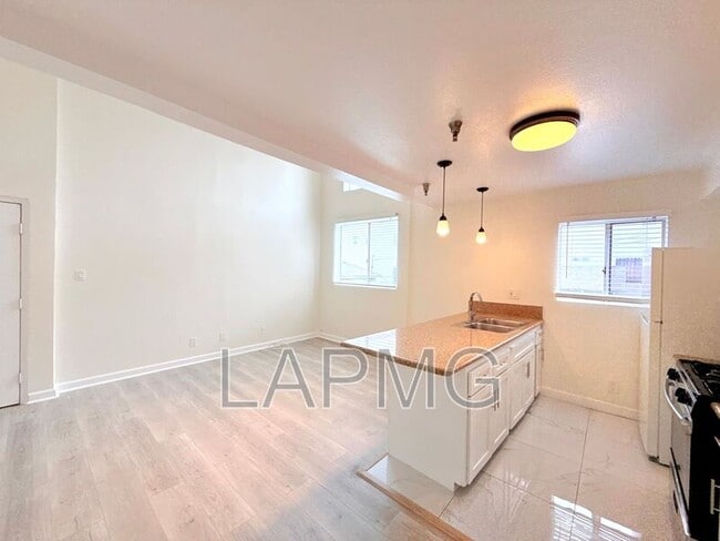 Building Photo - 432 N Kingsley