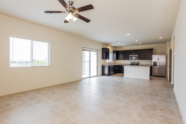 Foto del edificio - 24387 W Flores Dr