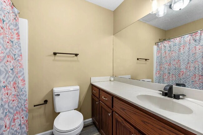 Foto del edificio - Move-In Ready Cottage on 1.36 Acres with L...