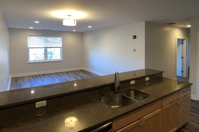 Building Photo - Avl NOW - No Fee! Updated 2BR in downtown ...