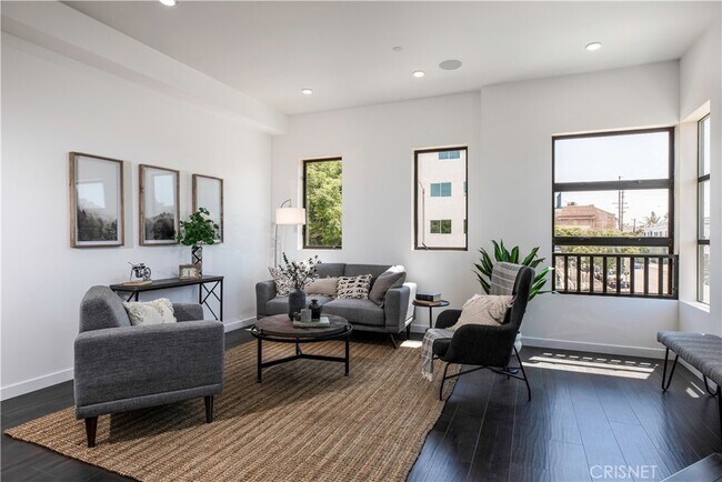 Building Photo - 1301 Tamarind Ave