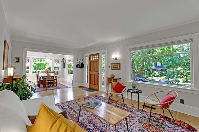 Building Photo - Updated 1926 4-bdrm/3-bath Sellwood bungal...