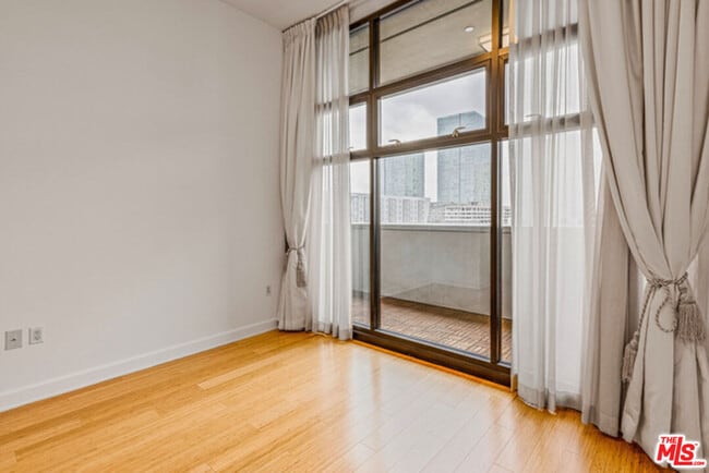 Foto del edificio - 3223 W 6th St