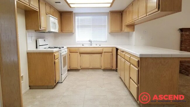 Foto del edificio - Spacious 3 Bedroom Home with Fireplace & Garage in Northwest Bakersfield