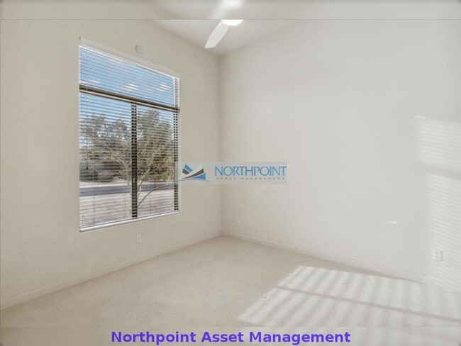 Building Photo - 4 bed, 3 bath in a Must-Have location