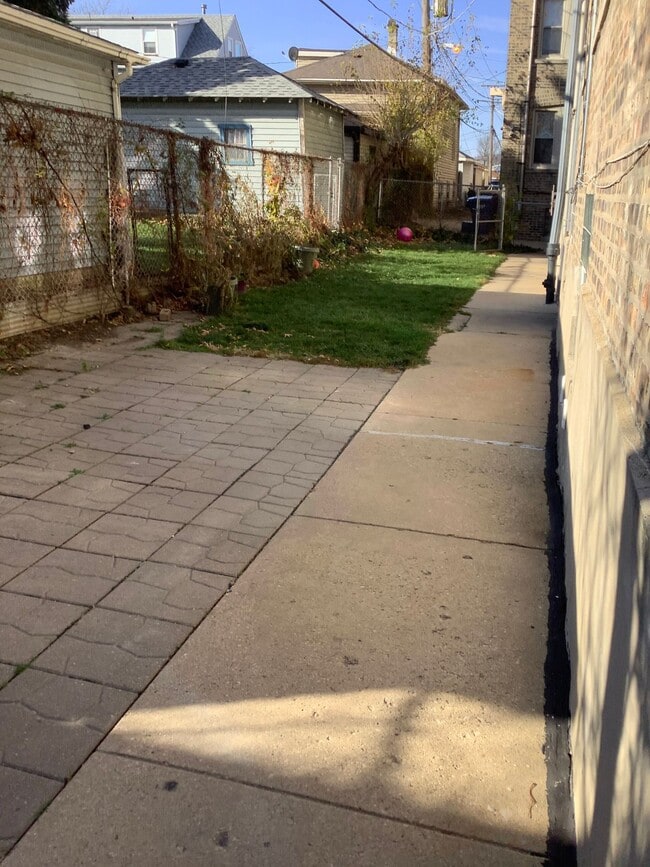 Building Photo - Top Floor Portage Park One Bedroom include...