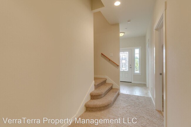 Building Photo - 5 br, 3.5 bath House - 4801 NE 13th Pl
