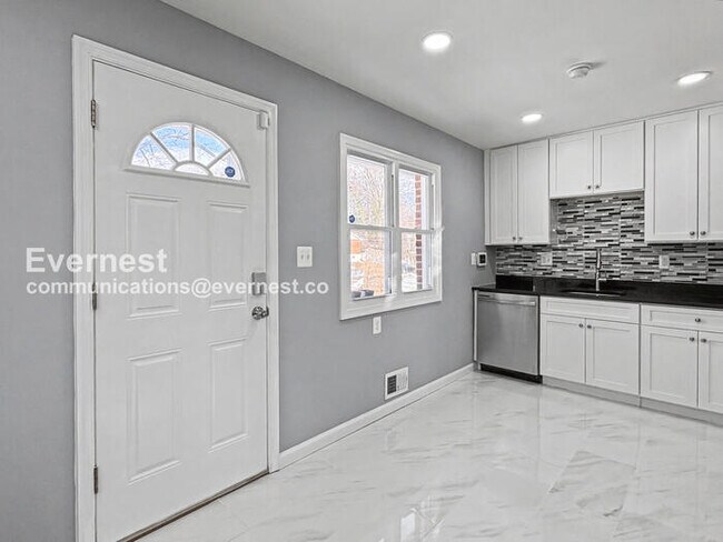 Foto del edificio - 8010 Carmel Dr