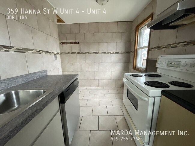 Photo du bâtiment - COZY BACHELOR IN 4-PLEX - DOWNTOWN PLUS HYDRO & GAS