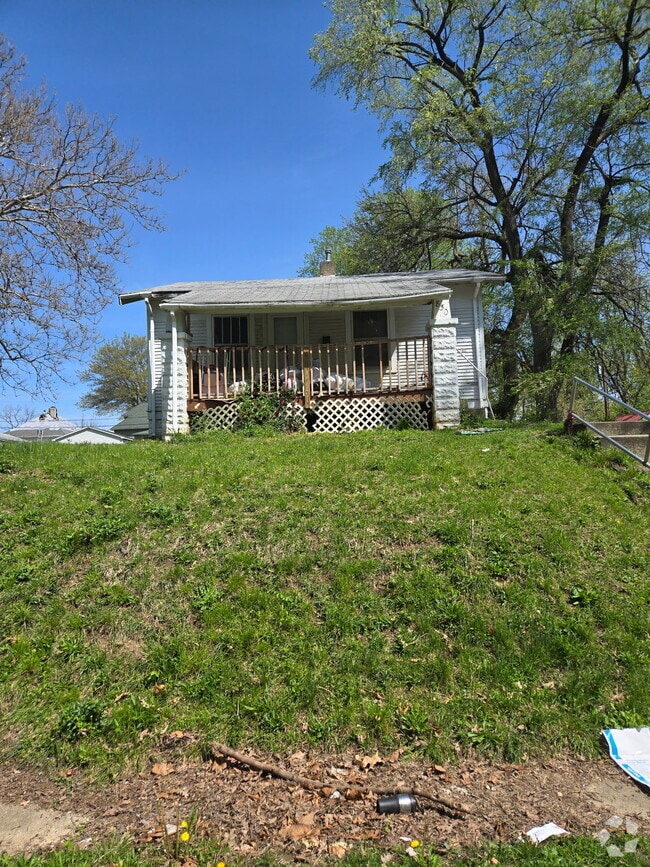 Building Photo - 830 E Rogers Ave