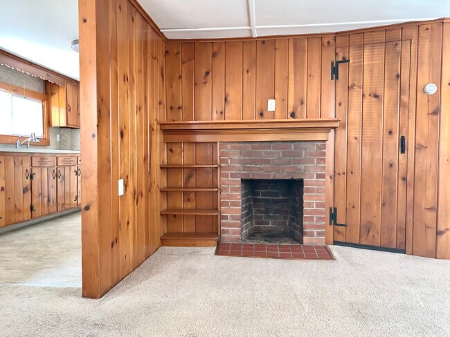 Building Photo - 1490 Farmington Ave