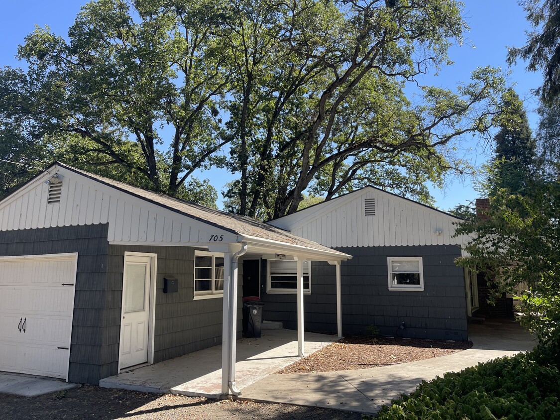 Foto principal - 705 S Oakdale Ave