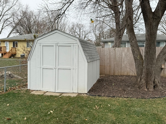 Building Photo - 221 E Glenmore Dr