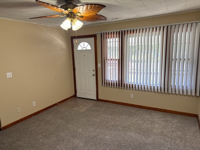 Building Photo - Cute 2 Bedroom Bungalow! $895