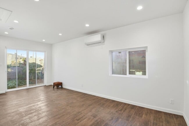 Foto del edificio - 648 Anita St