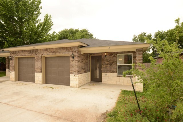 Building Photo - 930 Maplewood Dr