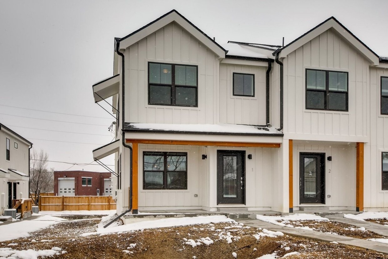 Primary Photo - 3 Bedroom Townhomes For Rent