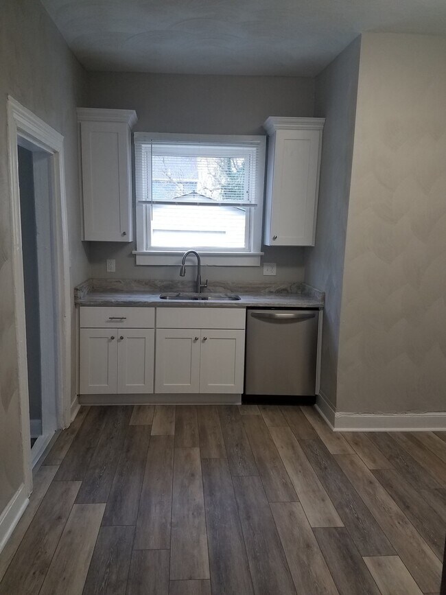 Foto del edificio - Spacious 4 bedroom 2 bath renovated single...