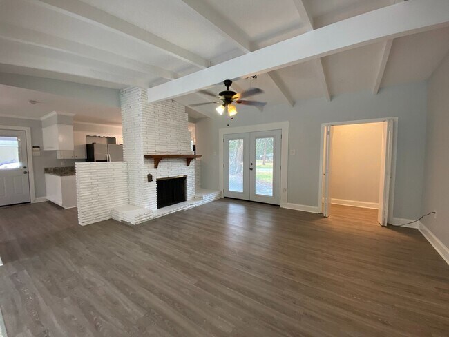 Foto del edificio - Stylish & Spacious 3BR Home with Patio, Fi...