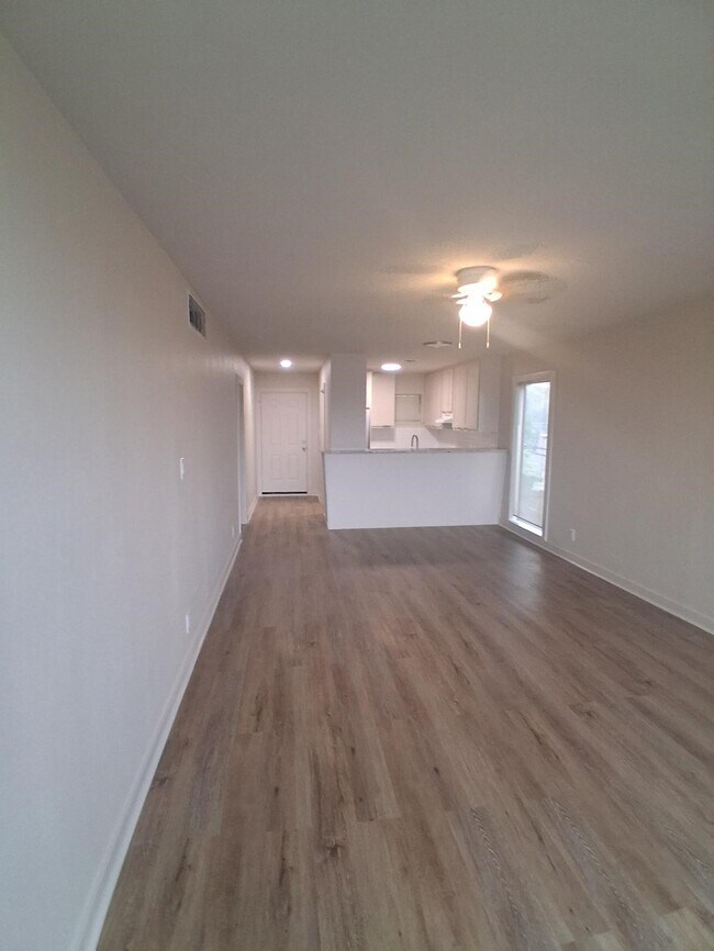 Foto del edificio - 8906 Ilona Ln