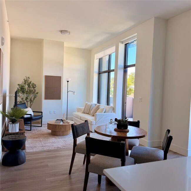 Building Photo - 3801 N Dixie Hwy