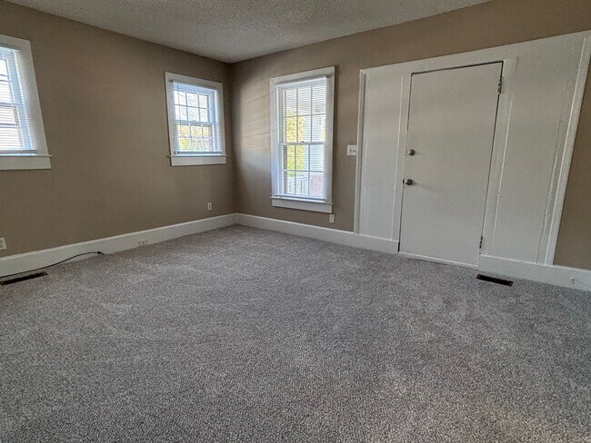 Building Photo - 3-bedroom Close to South Elm Street