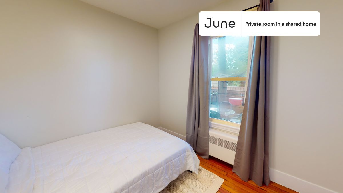 Foto principal - Private bedroom in 4 bed/1 bath Home