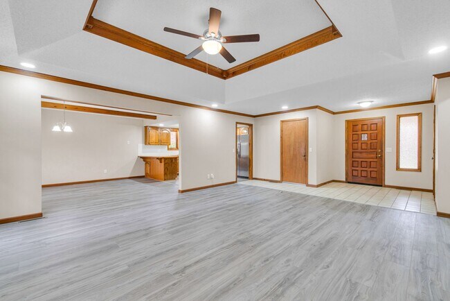 Building Photo - PRE-LEASING! 3 Bed / 2 Bath in south central Springfield