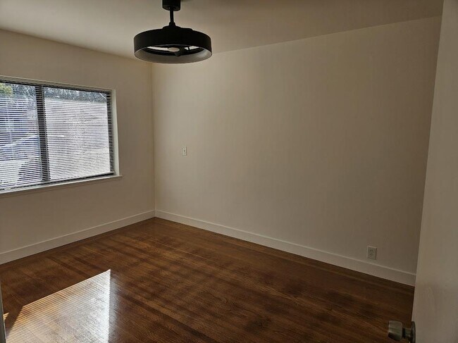 Foto del edificio - 3411 Crestmoor Dr
