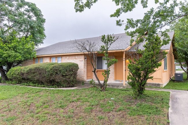 Building Photo - 323 W William Cannon Dr