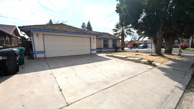 Foto del edificio - 3 Bedroom 2 Bath Home on Large Corner Lot