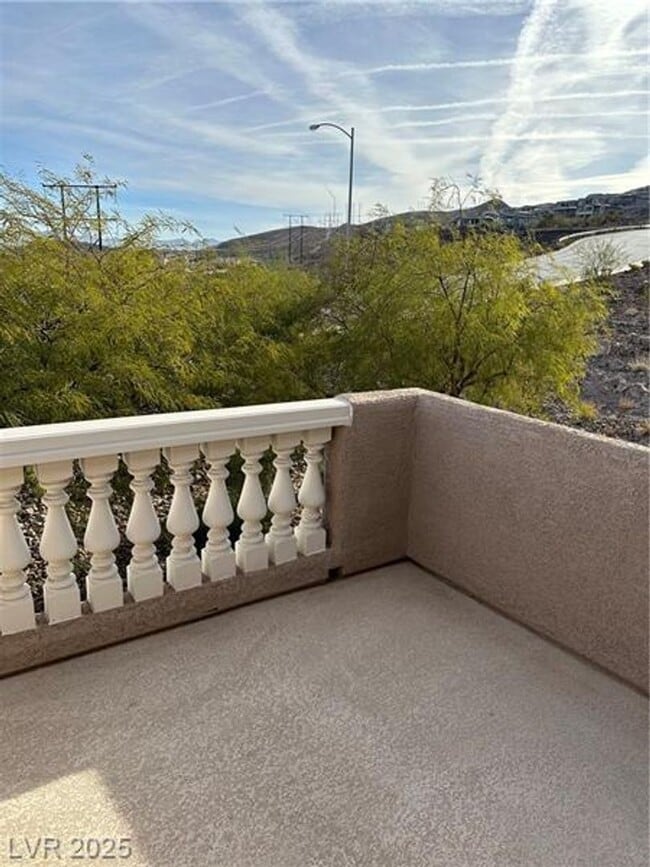 Building Photo - Beautiful 3 bedroom w loft 2.5 bath townho...