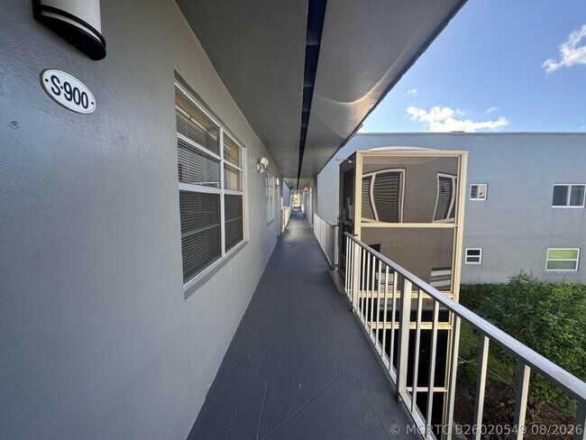 Building Photo - 900 Normandy Ln