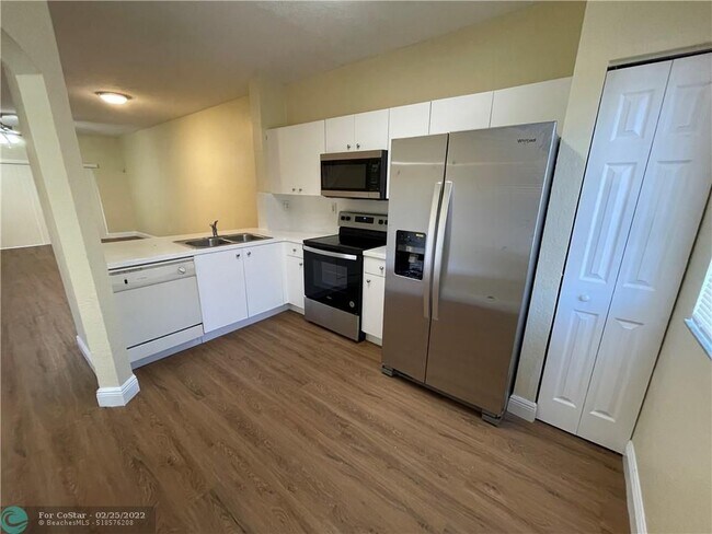 Building Photo - 8882 N Isles Cir