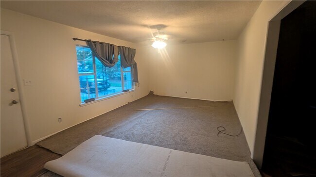 Building Photo - 1351 N Stephens Ave
