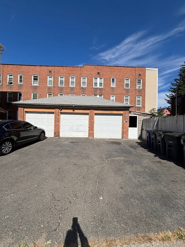 Building Photo - 552 Franklin Ave