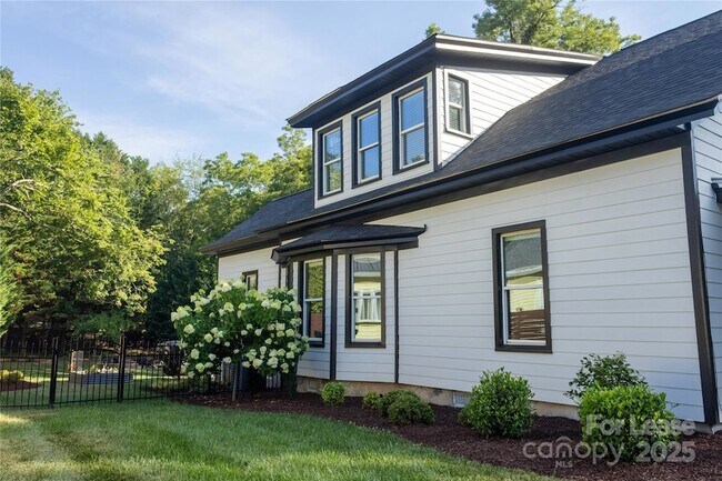 Foto del edificio - 311 S Academy St