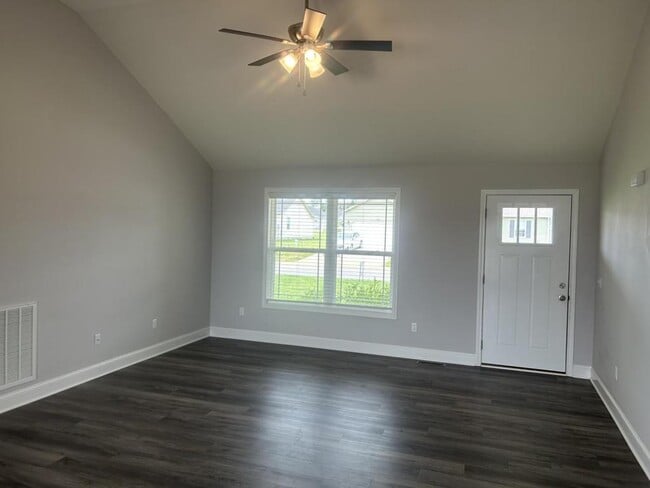 Building Photo - 482 Labrador Dr