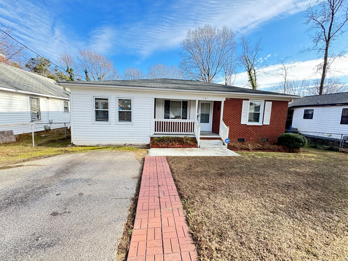 3BD/1BA Large Home close to downtown and H... House Rental in