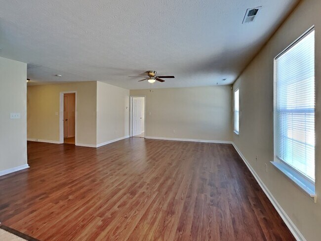 Building Photo - Lovely ranch in Noblesville!