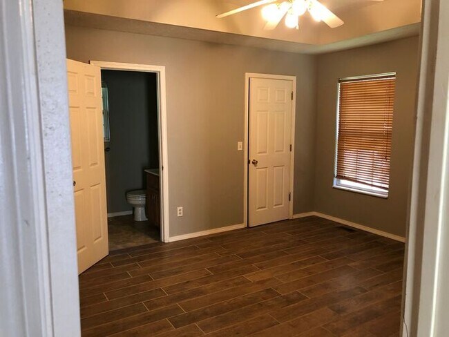 Building Photo - Super clean home located in Springfield. L...
