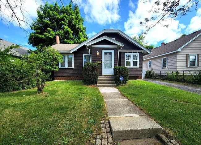 Building Photo - 10 Lakewood Dr