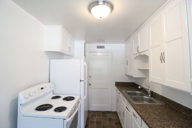Building Photo - October FREE On This 1 Bedroom 1 Bath Dupl...