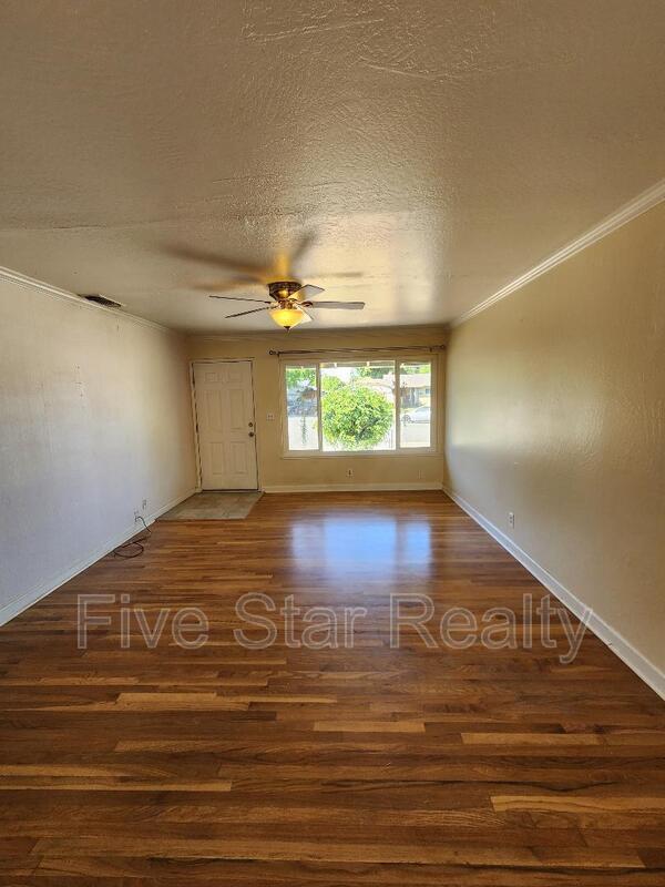 Building Photo - 544 Laurel Dr