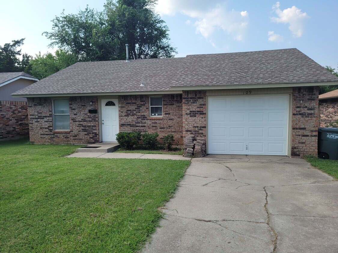 Foto principal - 2 bedroom 1 bathroom house with 1 car gara...