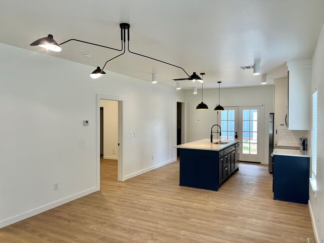 Building Photo - 216 E Hurd St
