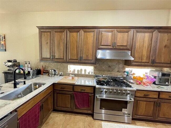 Foto del edificio - 7625 Crackling Creek Dr