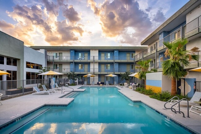 Building Photo - Sunset View