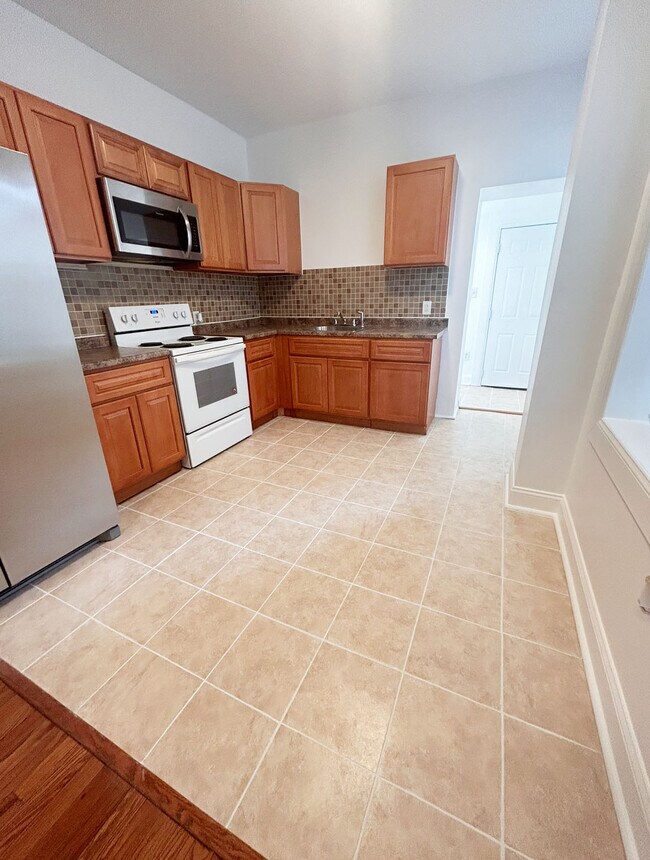 Building Photo - 1366 Narragansett St
