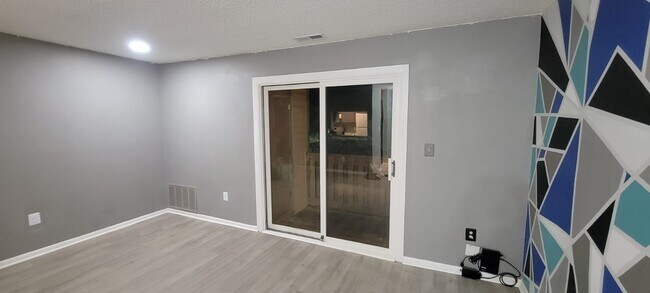 Foto del edificio - 1811 Ravens Crest Dr